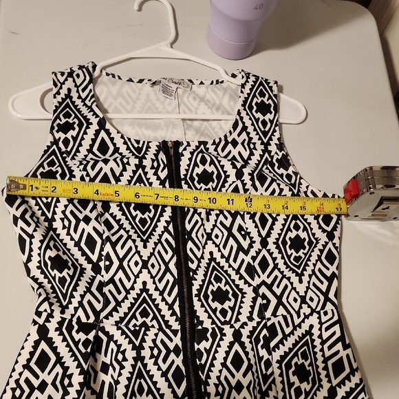 SANS Soucy Black and White Geometric Pattern Timeless Dress - Picture 5 of 7